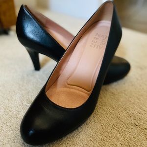 Classic Leather Naturalizer Black Pumps